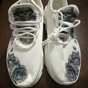 Skull & Roses Sneakers| white/gray lightweight athletic shoes.  EU 42 US 10-10.5